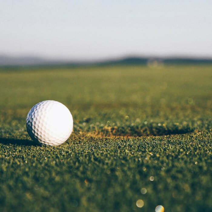 Golfball vor Loch