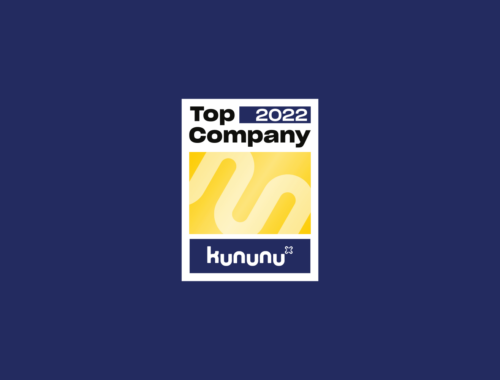 Kununu Top Company 2022 Auszeichnung vor blauem Hintergrund